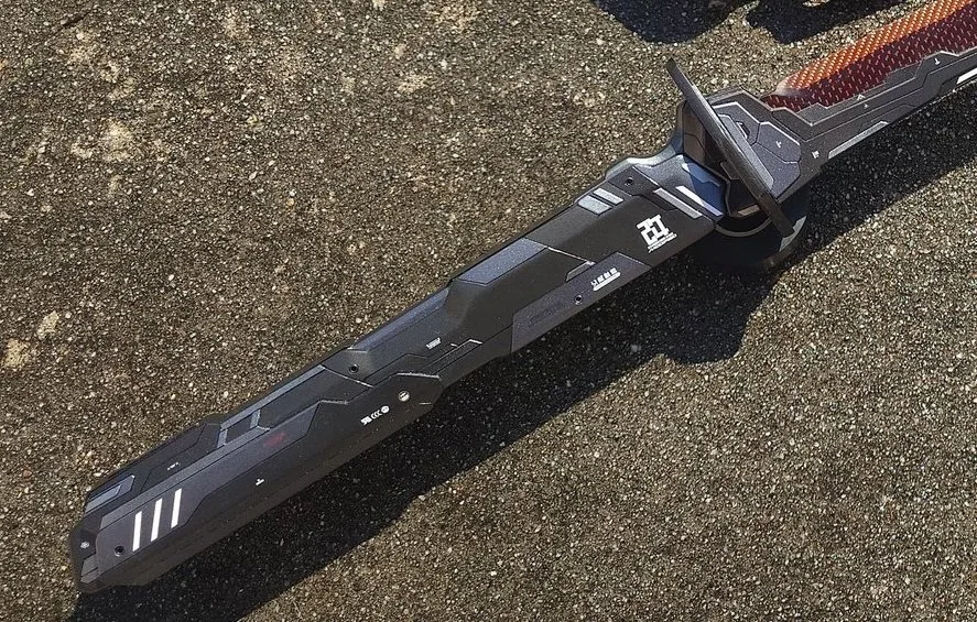 Deretan gambar perbandingan desain senjata Honorblade Chiraha dengan karya Awa no Umi, termasuk visual wallpaper karakter dan detail bagian gagang serta sarung senjata - gambar 2