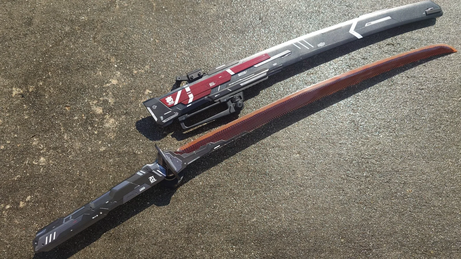 Deretan gambar perbandingan desain senjata Honorblade Chiraha dengan karya Awa no Umi, termasuk visual wallpaper karakter dan detail bagian gagang serta sarung senjata - gambar 4