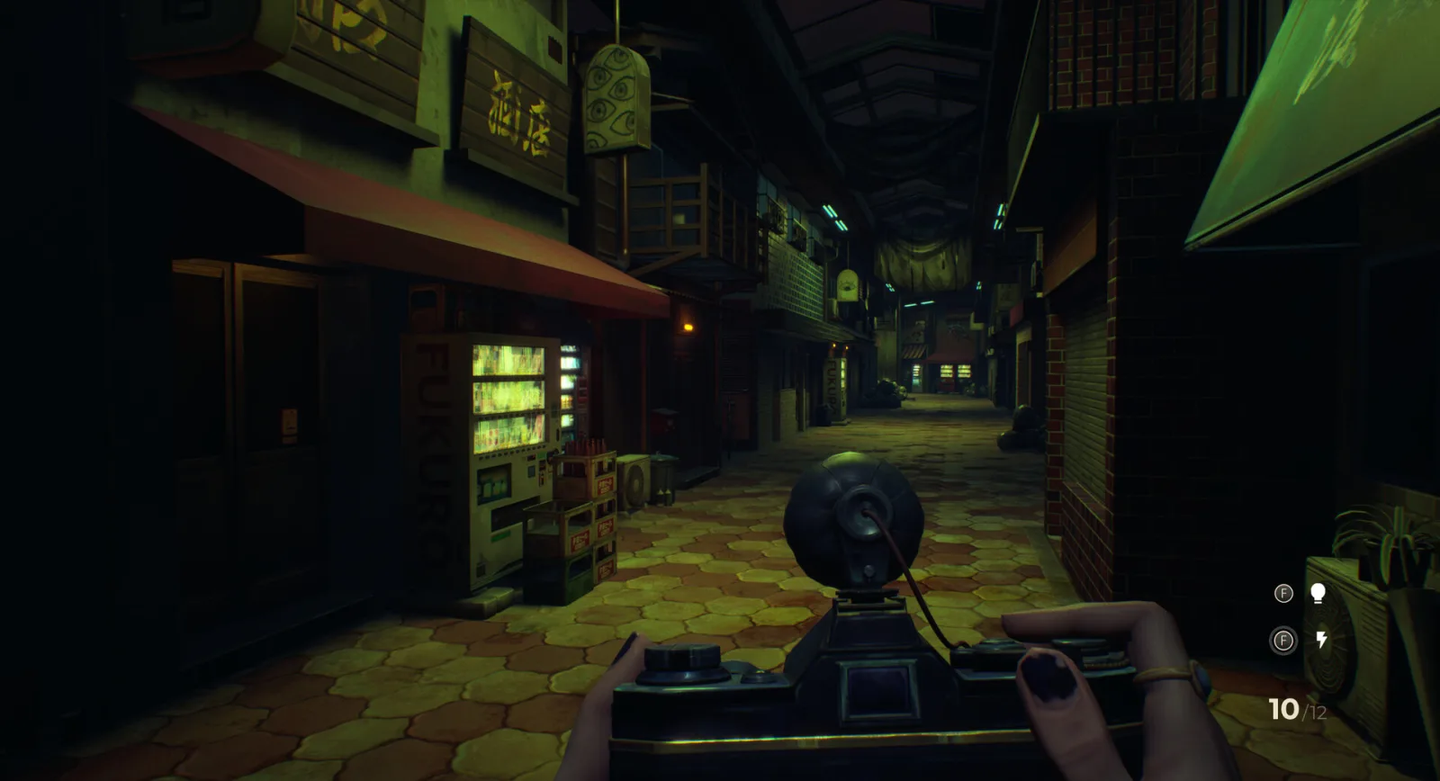 Deretan screenshot gameplay SOMBRAS: negative frames yang menampilkan eksplorasi first-person, kota Jepang awal 2000-an, kamera Shiomi, dark mirror world, bayangan misterius, puzzle lingkungan, dan momen fotografi horror - gambar 2