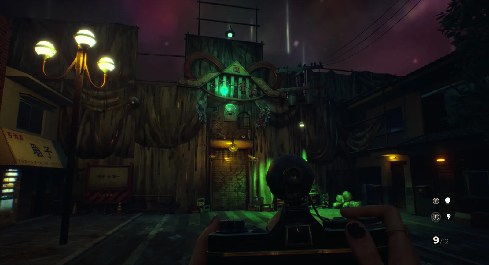 Deretan screenshot gameplay SOMBRAS: negative frames yang menampilkan eksplorasi first-person, kota Jepang awal 2000-an, kamera Shiomi, dark mirror world, bayangan misterius, puzzle lingkungan, dan momen fotografi horror - gambar 4