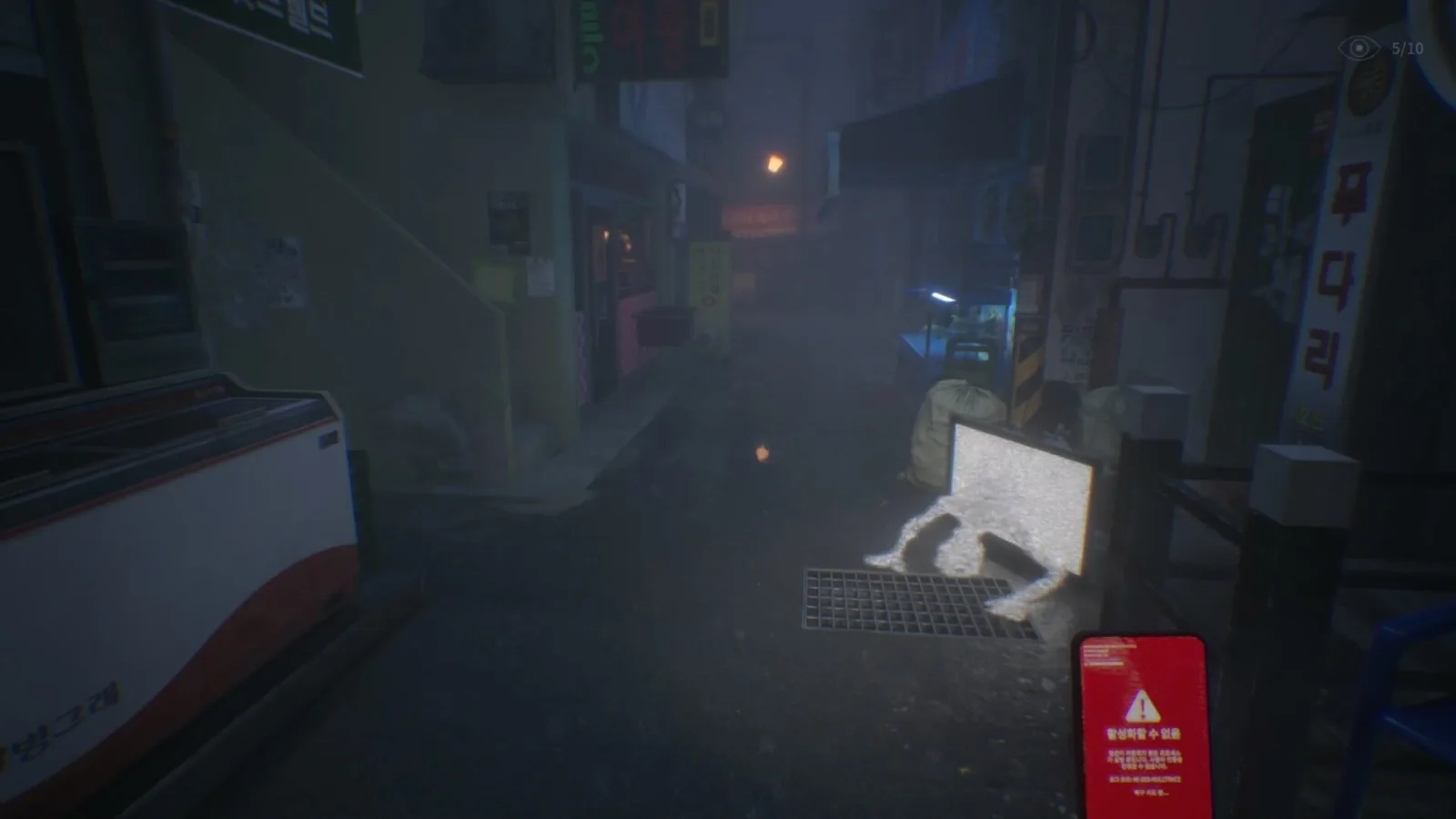 Deretan screenshot The Alley yang memperlihatkan lorong Korea, suasana malam, smartphone, gelang shaman, anomali supernatural, dan momen kejar-kejaran dengan hantu - gambar 4