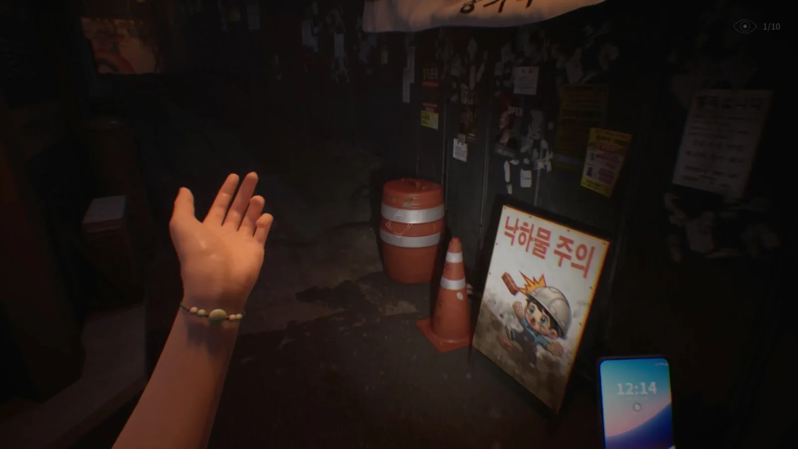 Deretan screenshot The Alley yang memperlihatkan lorong Korea, suasana malam, smartphone, gelang shaman, anomali supernatural, dan momen kejar-kejaran dengan hantu - gambar 6